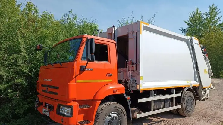 «Современные экологичные мусоровозы»: на правобережье Красноярска продолжают обновлять автопарк спецтехники