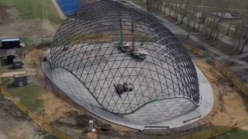 В красноярском Татышев-парке на 95% готов каркас «парящего» стеклянного купола
