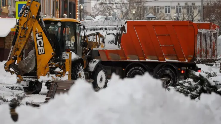 В Новосибирске из-за сильного снегопада ввели режим ЧС