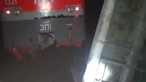 Под Красноярском поезд с пассажирами столкнулся с вагоном грузового поезда