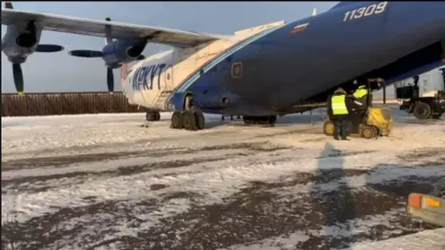 Вылетевший из Иркутска самолет экстренно сел в Новосибирске из-за отказа двигателя