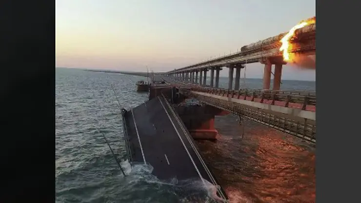 На Крымском мосту неизвестные взорвали грузовой автомобиль