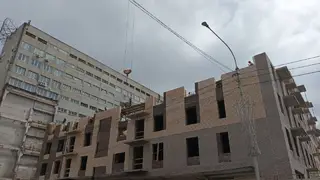 В Красноярске на ул. Бограда с 7 этажа упал рабочий