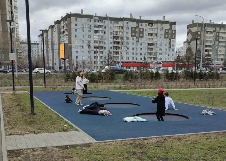 В Красноярском сквере «Казачий» открыли уличные батуты после зимнего сезона