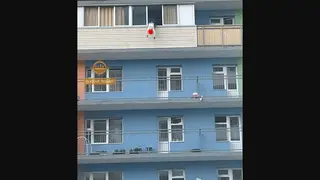 Свисающего с балкона на седьмом этаже ребёнка заметили в красноярском Солнечном
