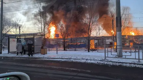 В Красноярске загорелось здание автосервиса на правом берегу