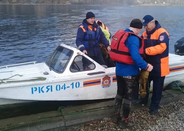 Резиновая лодка с двумя туристами попала в шторм на Красноярском море