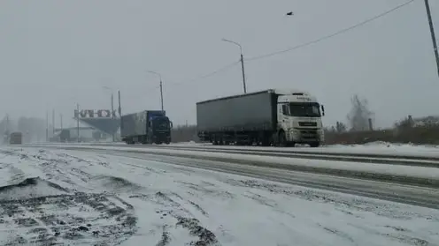 Движение ограничили на федеральной трассе в Красноярском крае из-за непогоды