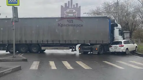В Красноярске небольшая авария на ул. Пограничников полностью перекрыла движение