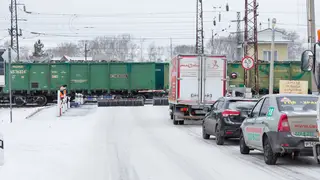 Выезд автомобиля на пути перед приближающимся поездом стал причиной ДТП на железнодорожном переезде города Ачинск Красноярского края