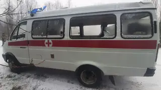 В Красноярском крае автомобиль скорой помощи с 4 пациентами улетел в кювет