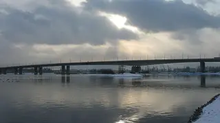 В Красноярске с Октябрьского моста пыталась прыгнуть девушка