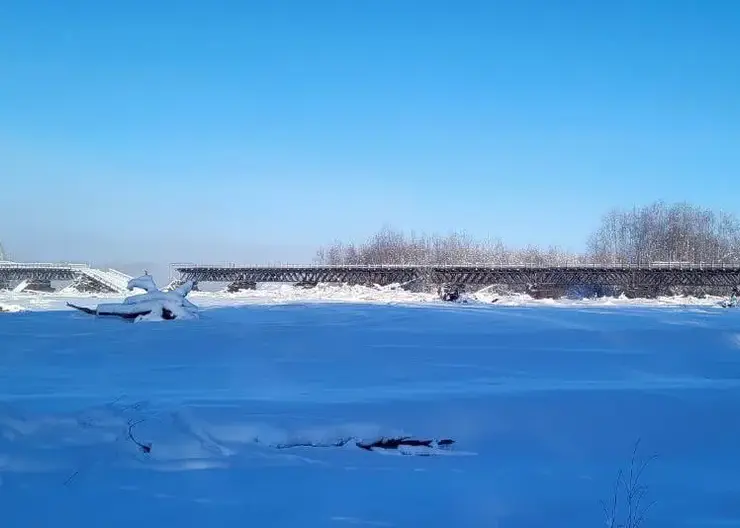 В Якутии приступили к ремонту пострадавшего от паводка моста через реку Куйдусун