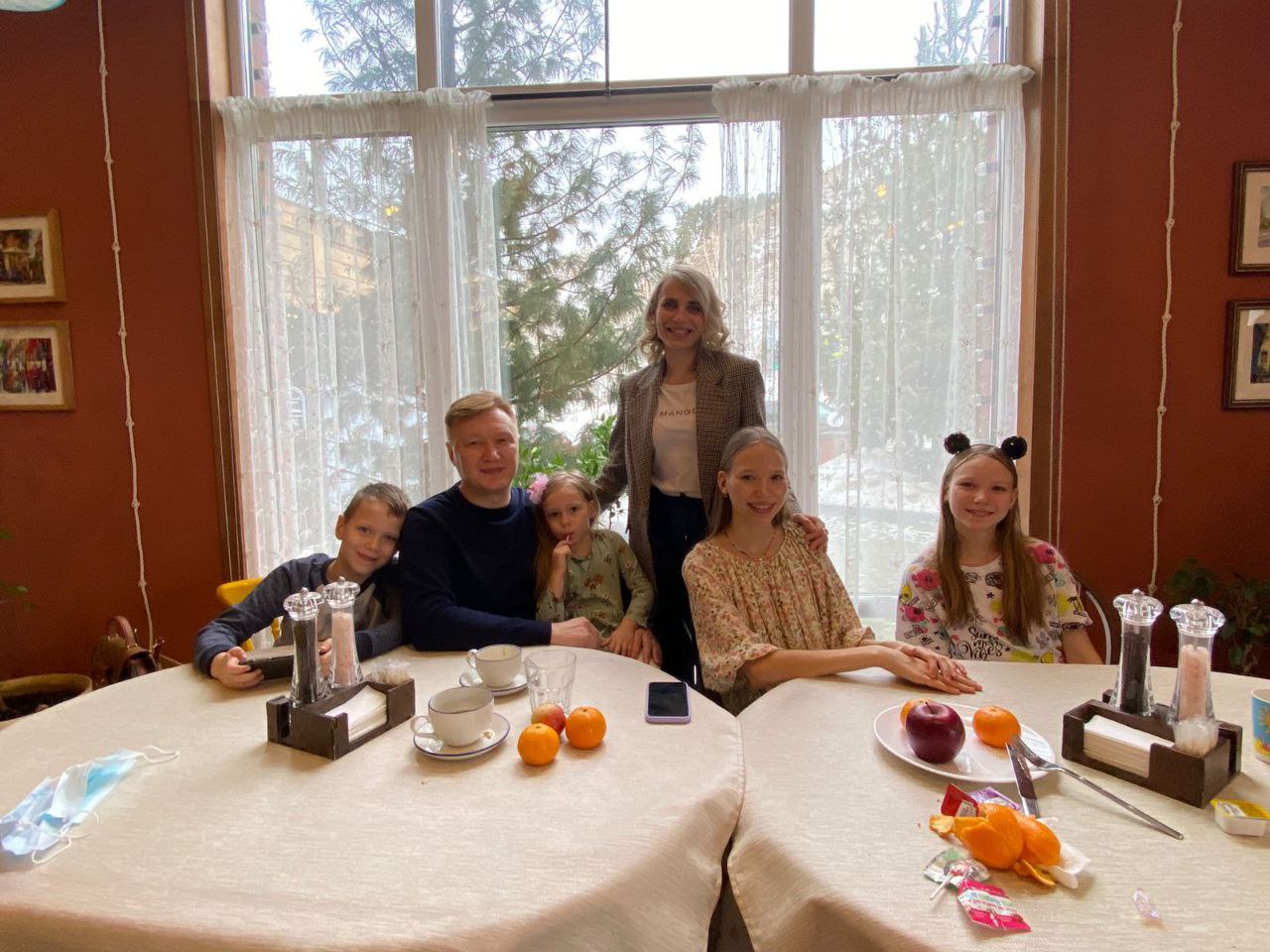 Одна из традиций семьи Корчагиных — собираться всем вместе за большим круглым столом. Фото:©из архива семьи Корчагиных